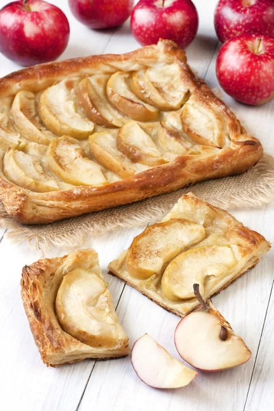 Tarta de manzana sobre mesa de madera — Foto de Stock