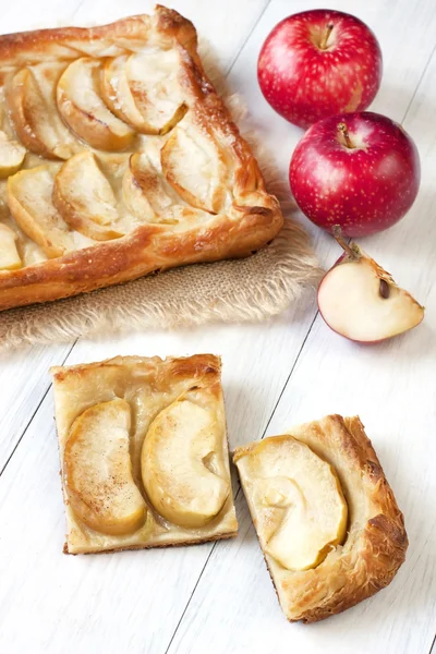 Tarta de manzana sobre mesa de madera — Foto de Stock