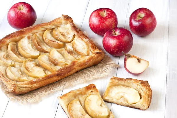 Tarta de manzana sobre mesa de madera — Foto de Stock
