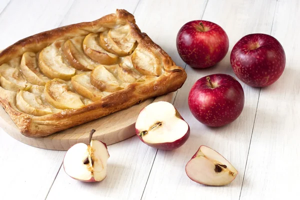 Tarta de manzana sobre mesa de madera — Foto de Stock