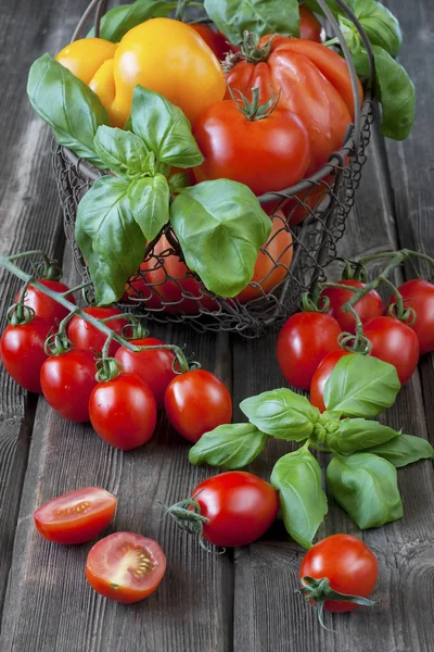 Fresh tomatoes in wooden box — Stock Photo, Image