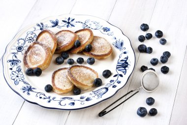 Krep ve yaban mersini ile tatlı plaka