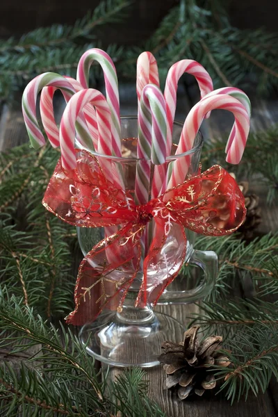 Dulces de Navidad con decoración navideña — Foto de Stock