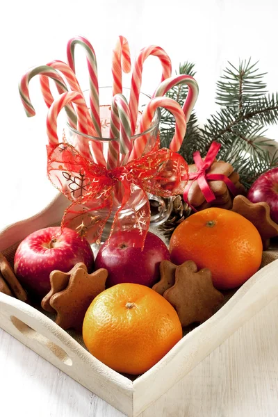 Dulces de Navidad con decoración navideña — Foto de Stock