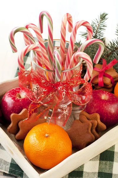 Dulces de Navidad con decoración navideña — Foto de Stock