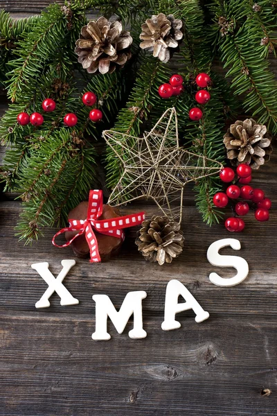 Pan de jengibre de Navidad con decoración navideña — Foto de Stock