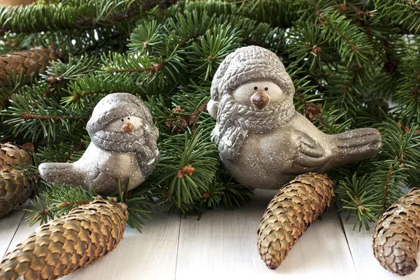Vánoční složení s ptáky v zimě — Stock fotografie