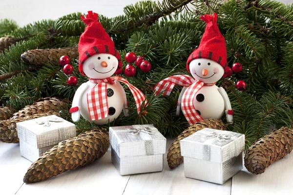 Composición navideña con muñecos de nieve — Foto de Stock