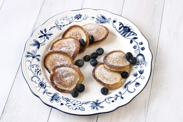 Dessert tallrik med pannkakor och blåbär — Stockfoto
