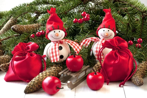 iki gülümseyerek kardan adam arkadaşlar kar