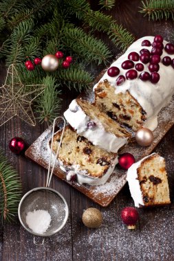 Kuru üzümlü kek ile Noel natürmort