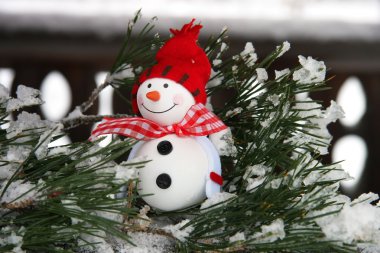 Köknar ağacı üzerinde iki gülümseyen kardan adam arkadaşlar