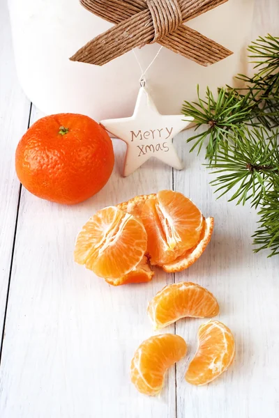 Різдвяна композиція з фруктами та сосновими стружками — стокове фото