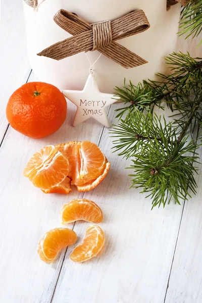 Bodegón de Navidad con mandarinas y brunches de pino — Foto de Stock