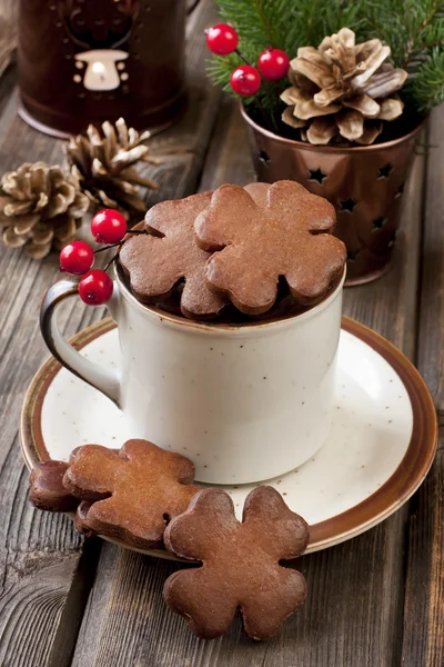 Pan de jengibre de Navidad en taza de cerámica — Foto de Stock