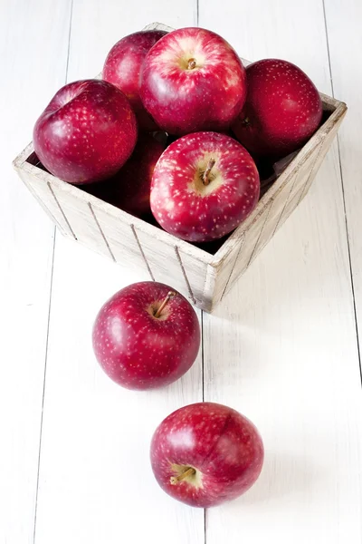 Состав с красными яблоками — стоковое фото