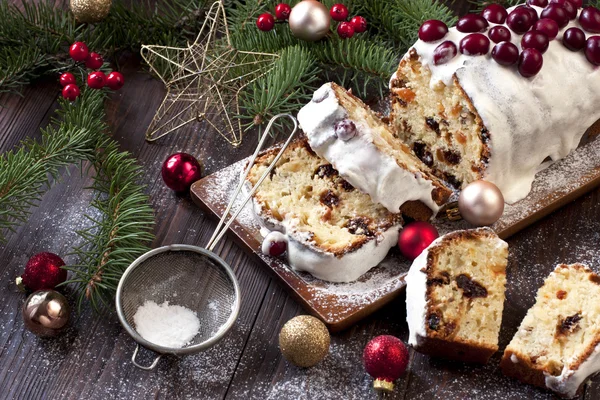 Noël nature morte avec gâteau aux raisins secs — Photo