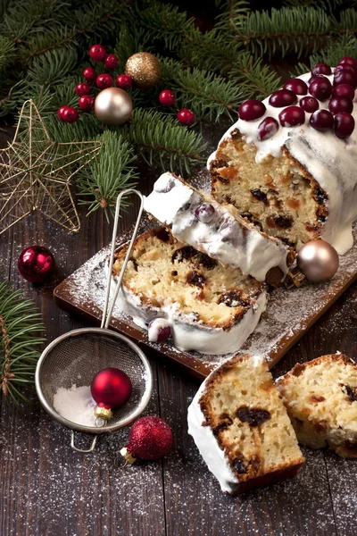 Kuru üzümlü kek ile Noel natürmort