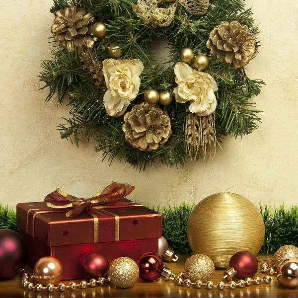 Рождественская композиция с подарочной коробкой и свечами — стоковое фото
