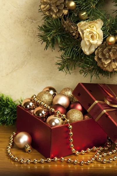 Kerstcadeaudoos met decoratie — Stockfoto