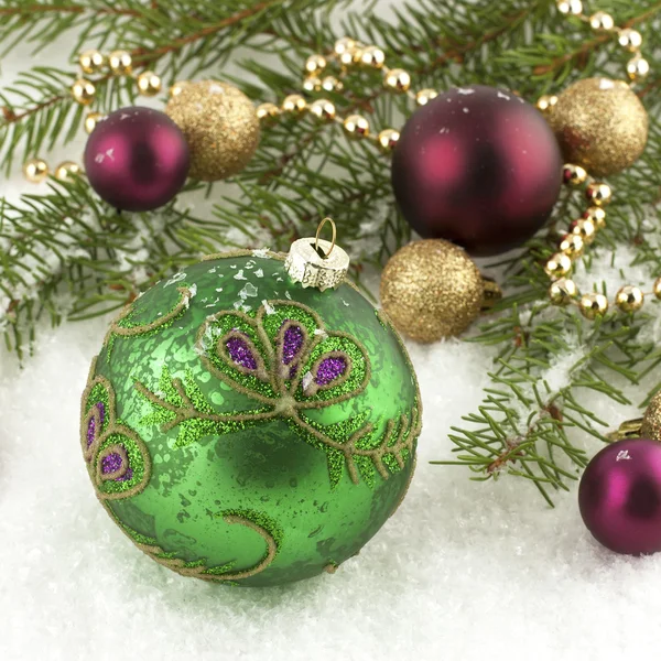 Noel natürmort renkli topları ile — Stok fotoğraf