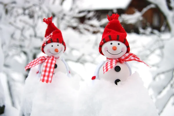 Dois bonecos de neve sorridentes amigos na neve — Fotografia de Stock