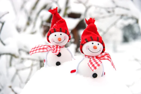 Deux bonhommes de neige souriants amis dans la neige — Photo