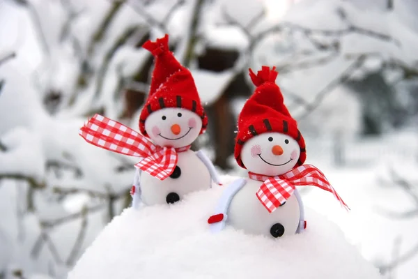 Dois bonecos de neve sorridentes amigos na neve — Fotografia de Stock