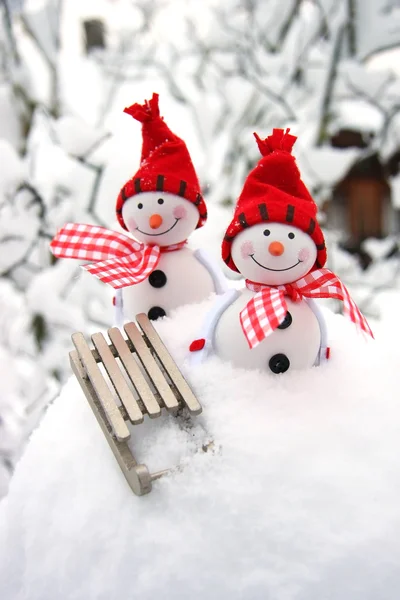 iki gülümseyerek kardan adam arkadaşlar kar