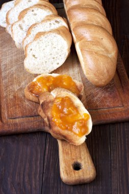 Ekmek ve reçelli kahvaltı