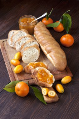 Dilim ekmek ve reçel masada