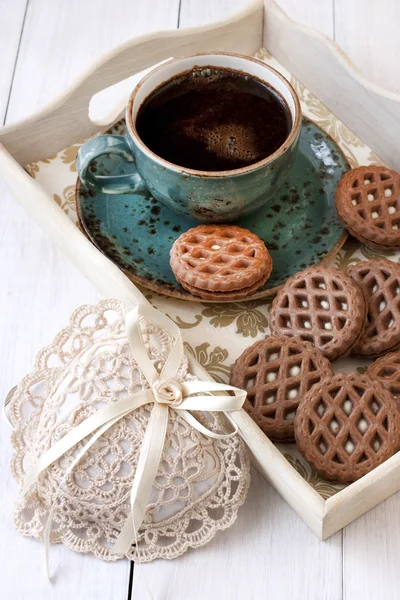 Schokoladenkekse und eine Tasse aromatischen Kaffee — Stockfoto
