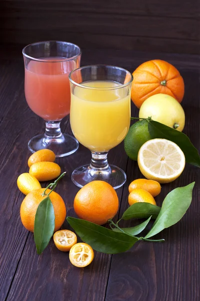 Jugo fresco mezclar frutas, bebidas saludables en la mesa de madera —  Fotos de Stock