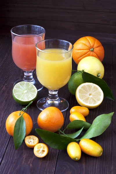 Jugo fresco mezclar frutas, bebidas saludables en la mesa de madera —  Fotos de Stock