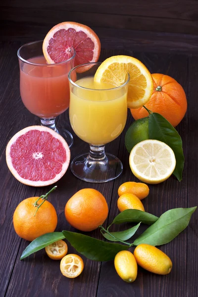 Jugo fresco mezclar frutas, bebidas saludables en la mesa de madera —  Fotos de Stock