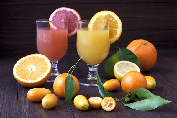 Jugo fresco mezclar frutas, bebidas saludables en la mesa de madera —  Fotos de Stock