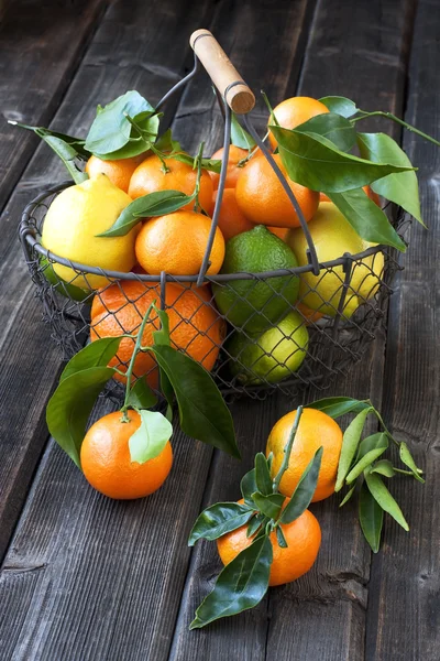 Tas de mandarines orange dans le panier en osier — Photo