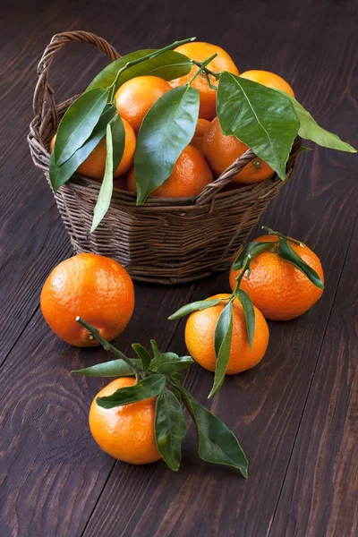 Mandarinas laranja heap em cesta de vime — Fotografia de Stock