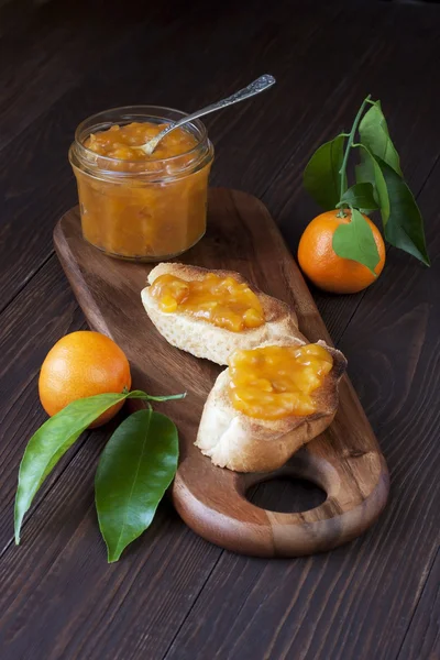 Fatias de pão e geléia na mesa — Fotografia de Stock