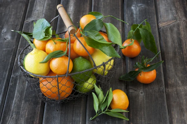 Tas de mandarines orange dans le panier en osier — Photo