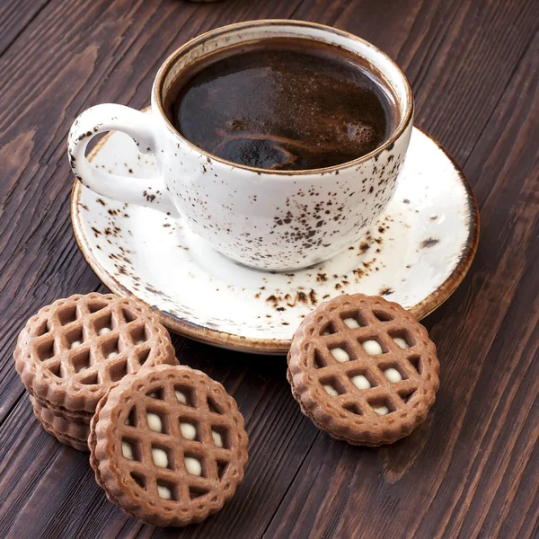 Šálek kávy s cookies na stole — Stock fotografie