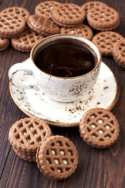 Xícara de café com biscoitos na mesa — Fotografia de Stock