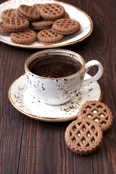 Koffiekopje met cookies op tafel — Stockfoto