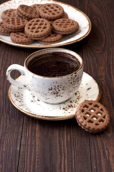 테이블에서 쿠키와 커피 컵 — 스톡 사진