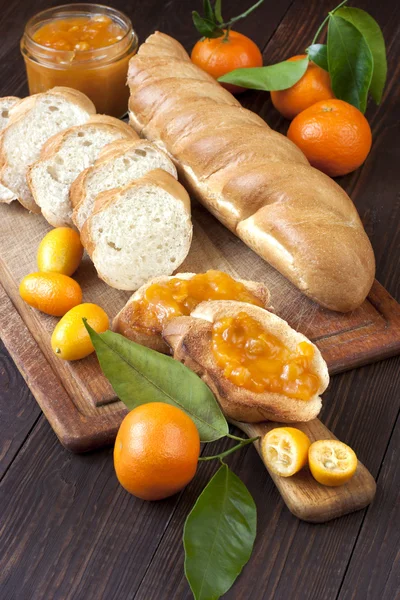 Fatias de pão e geléia na mesa — Fotografia de Stock