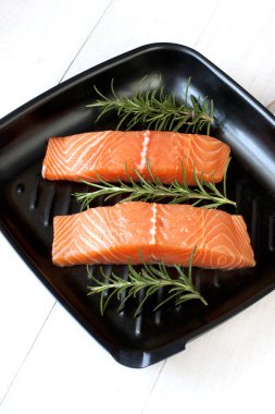 Çiğ somon balık biftek taze otlar ile