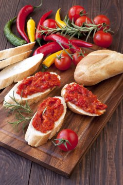 Ekmek ile Bulgar Hint turşusu