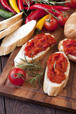 Ekmek ile Bulgar Hint turşusu