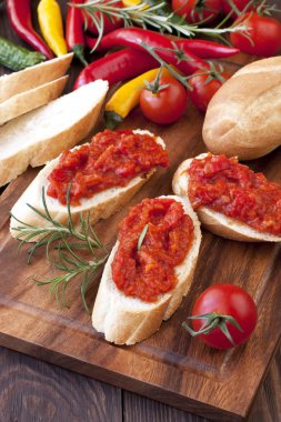 Ekmek ile Bulgar Hint turşusu