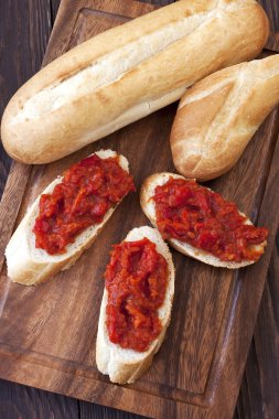 Ekmek ile Bulgar Hint turşusu